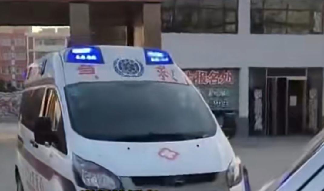 1月8日，有学生家属在社交平台发布视频称，孩子在校内亡故，校方在家长未到场时试图