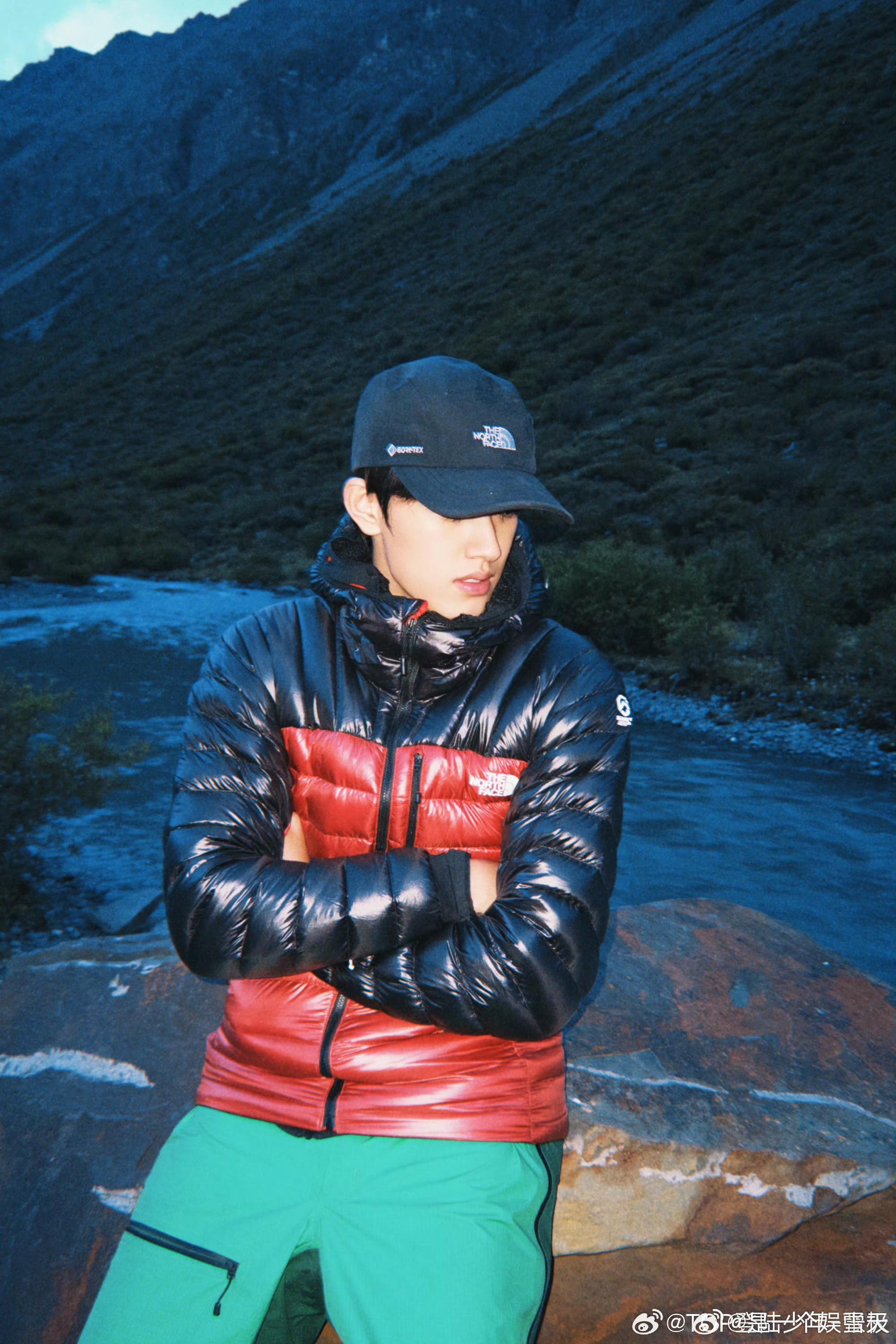 张极户外男神 张极走进户外真的很出彩，随性穿搭与山野风光相融，神态自在从容，少年