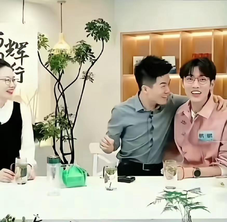 还记得鹏鹏在老东家跟宇辉双播时说的玩笑话吗？“你受的苦我都看在眼里，以后有委屈我