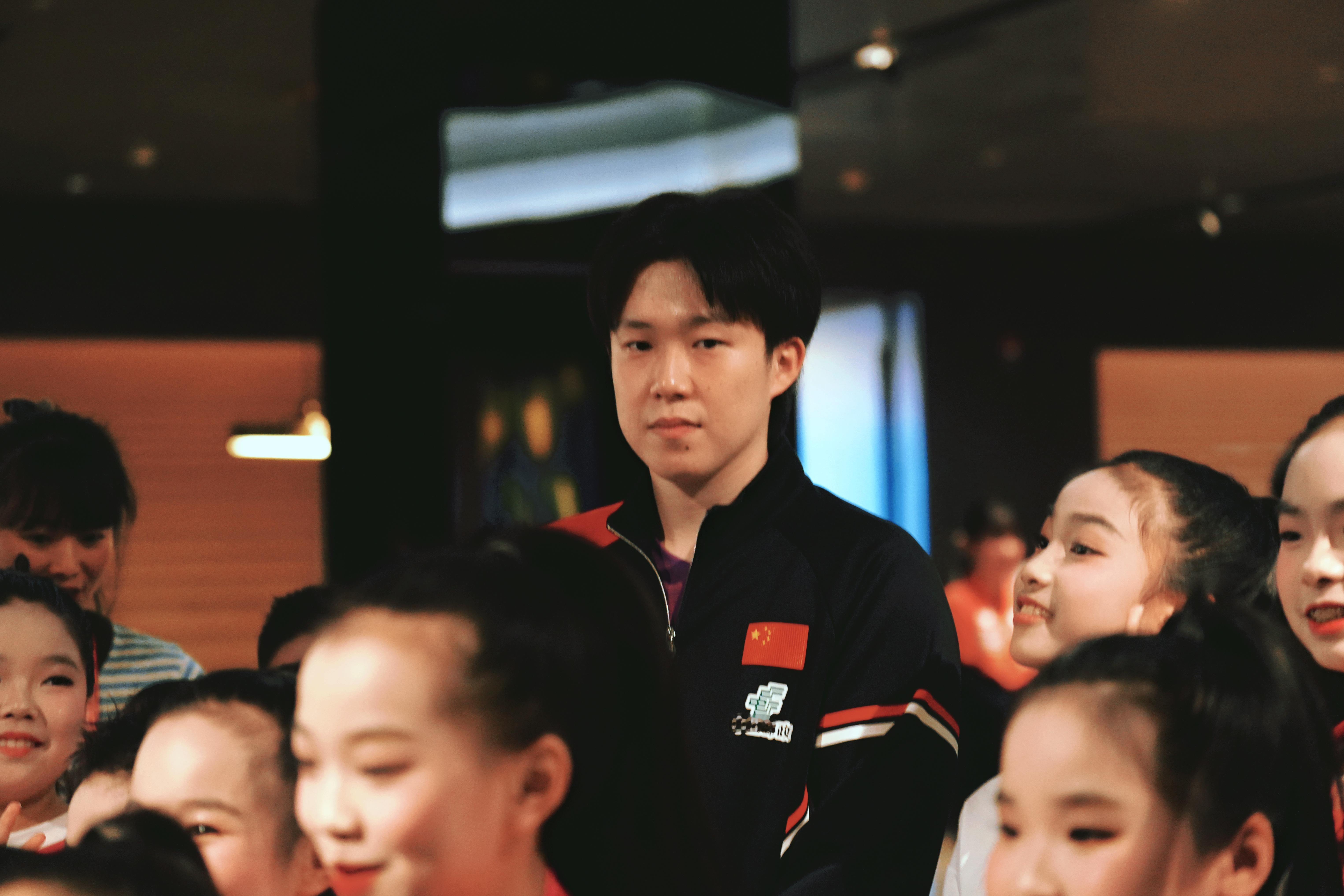 抽签结束后 跟表演小朋友们一起合照的｜