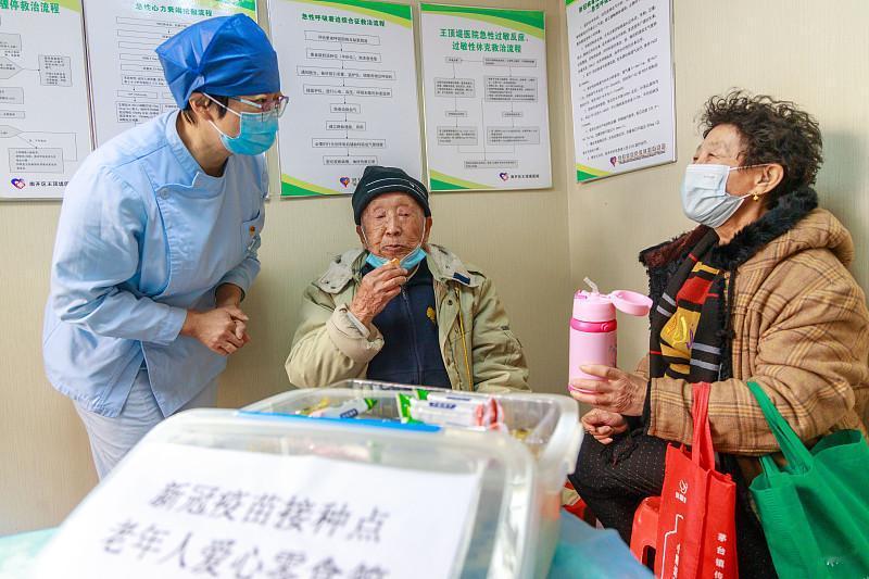 前阵子陪外婆去社区医院做季度体检，候诊时旁边坐了个82岁的老爷子，裤兜里揣着半块