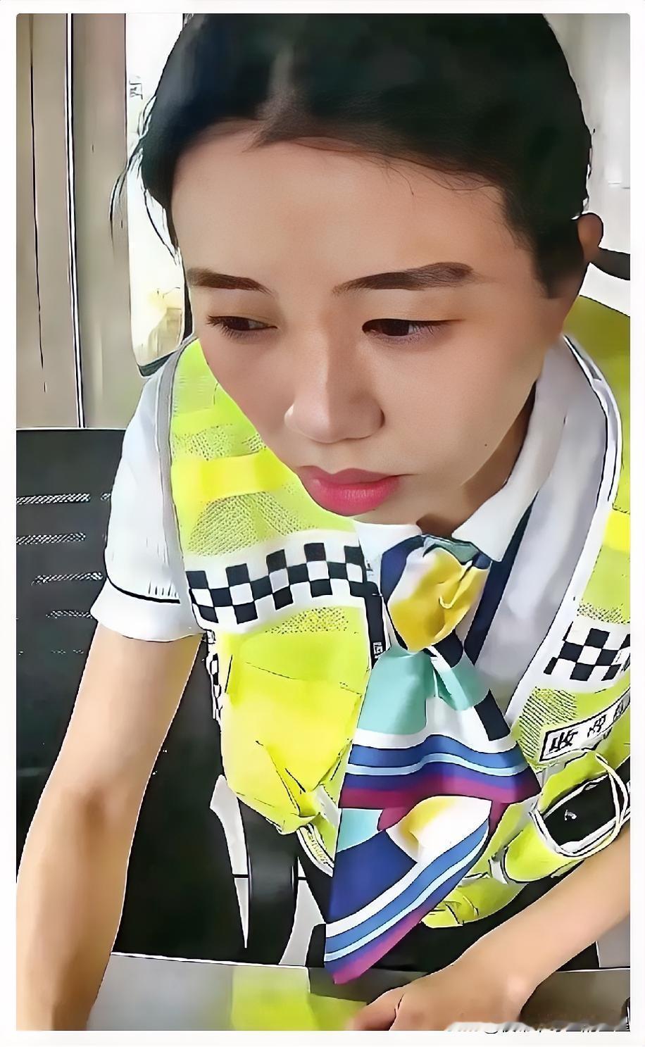 “这个女的火了！”浙江，男子开货车下高速，需要交1396元通行费才能走，没想到，