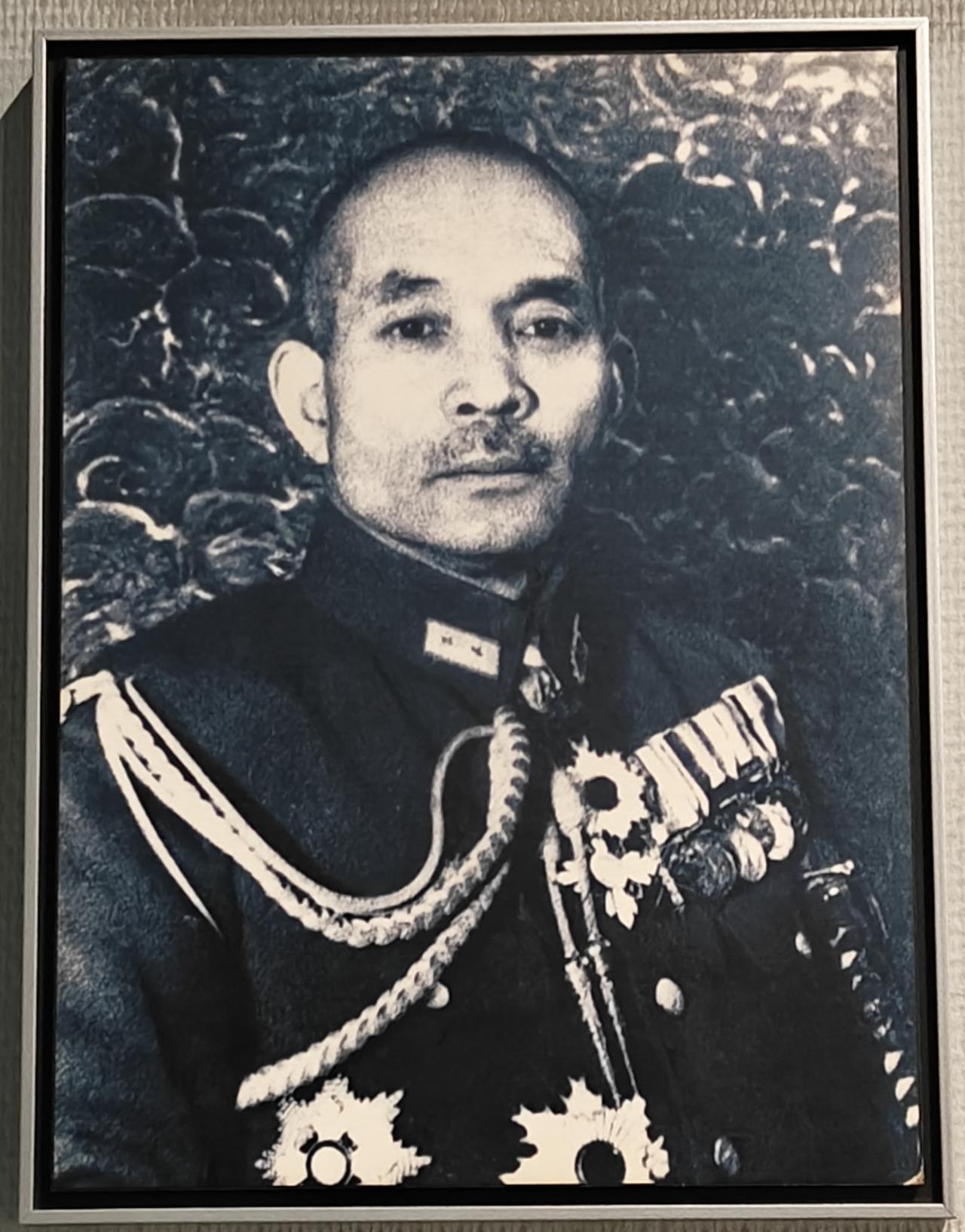 为了严密监视和控制溥仪，1935年关东军派时任日本陆军士官学校的教官吉冈安直到溥