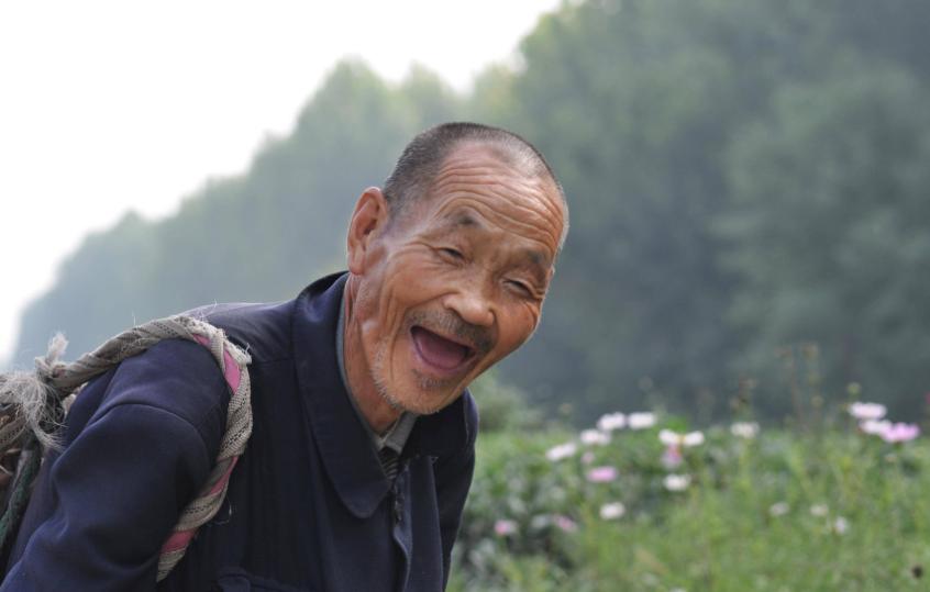 爱笑的人和爱生气的人，谁能长寿？研究：两者或相差12年衰老进程

生活中我们常会