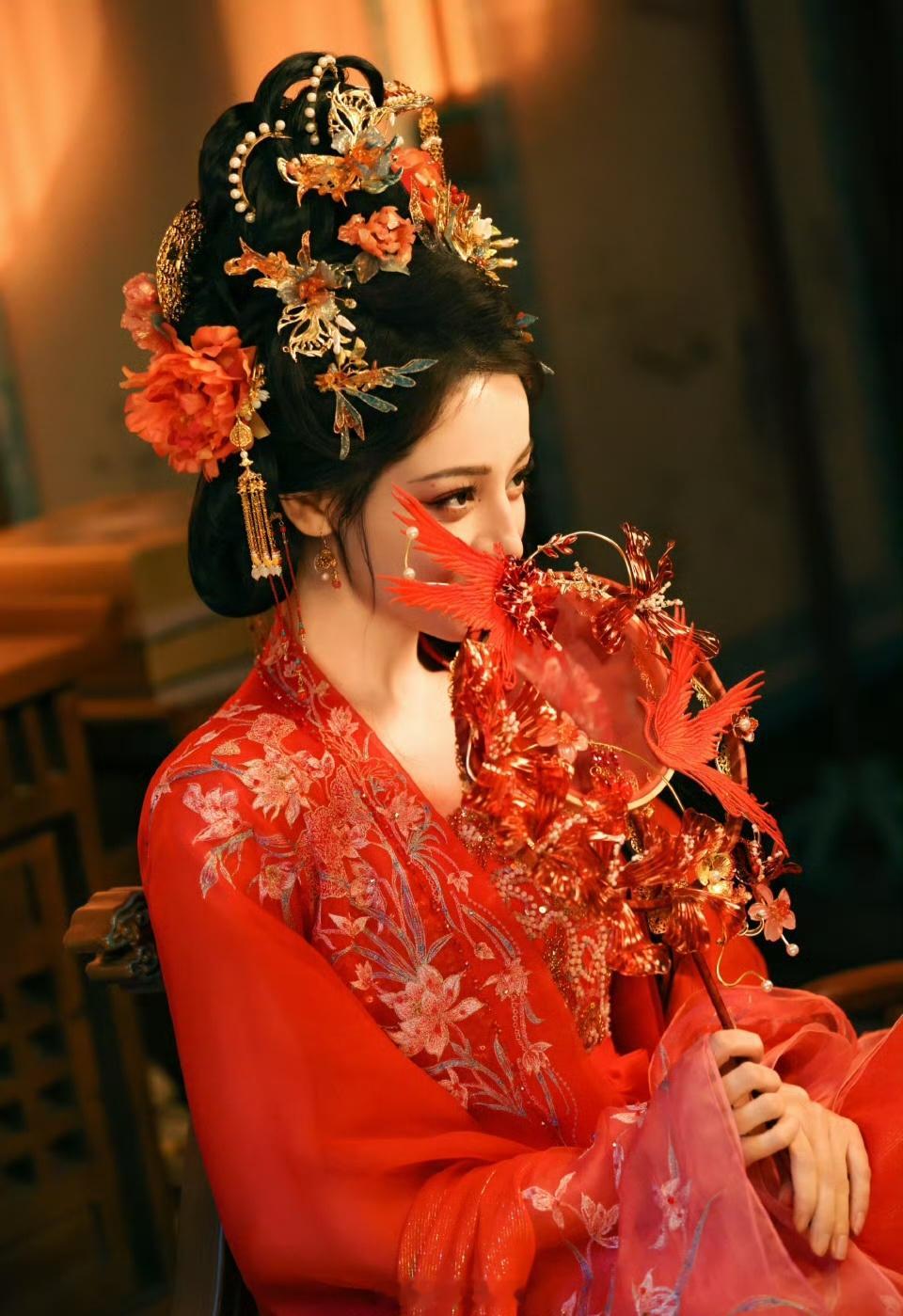 迪丽热巴完全就是从画里走出来的人间富贵花，美得让人挪不开眼。天选贺思慕白日提灯