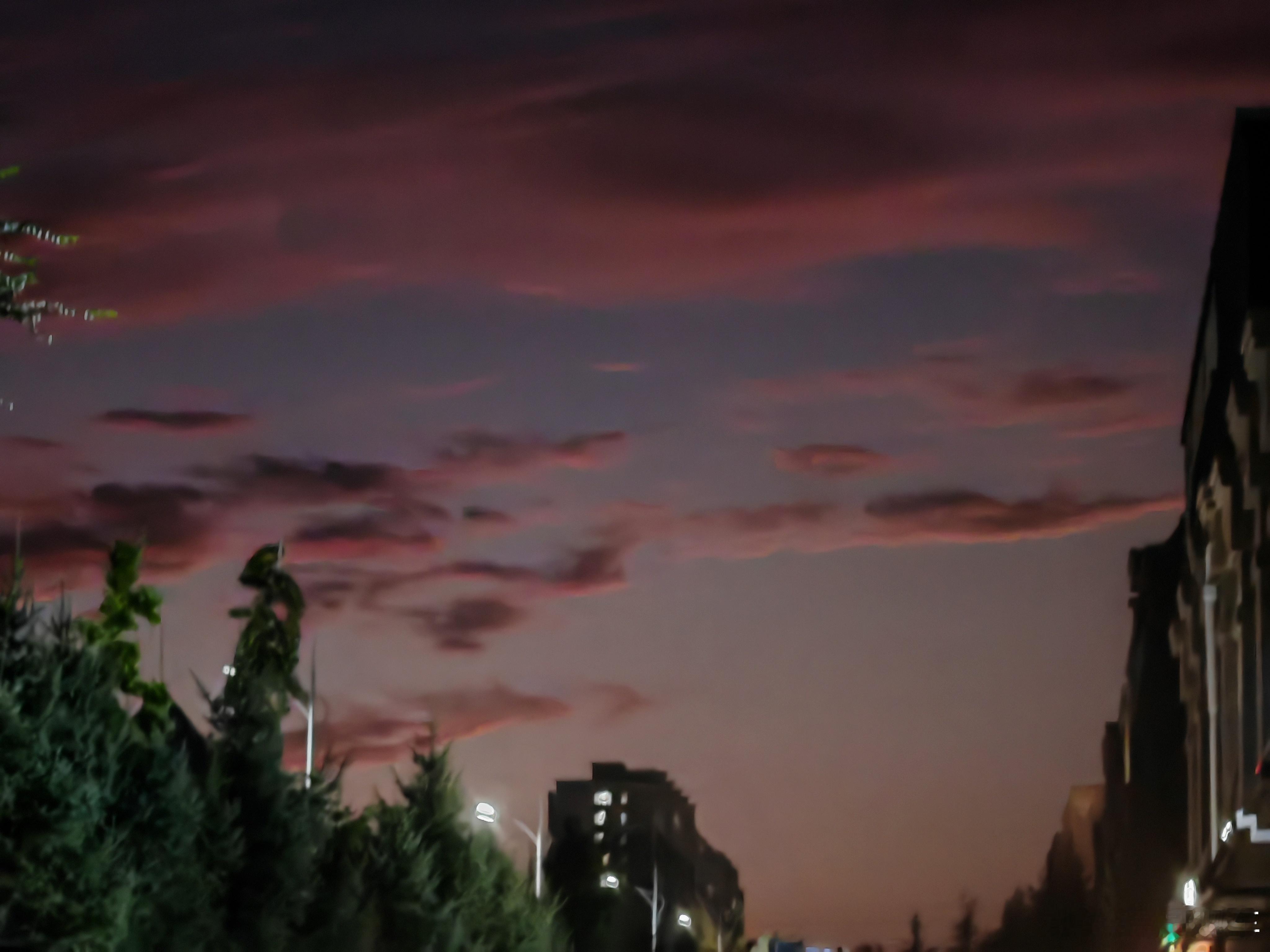 生活手记 霞光万道，是天空写给大地的温柔絮语。孩子举起相机，试图将这份永恒攥在手