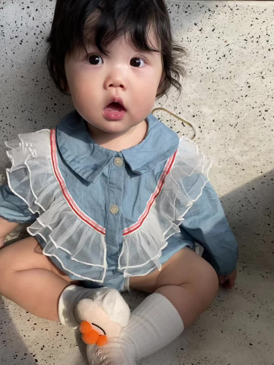 回忆杀 翻到女儿小时候的照片忍不住感慨时光飞逝。刚生下她的时候被关在家...