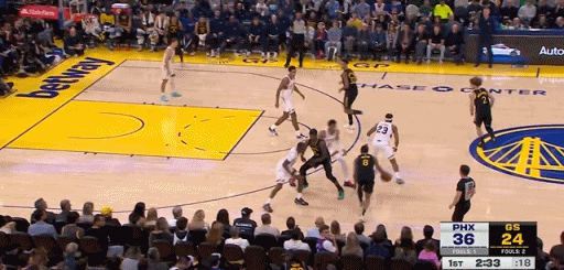 上来就进！就这科尔还DNP理查德？
在今天NBA常规赛勇士对阵太阳的第一节比赛中