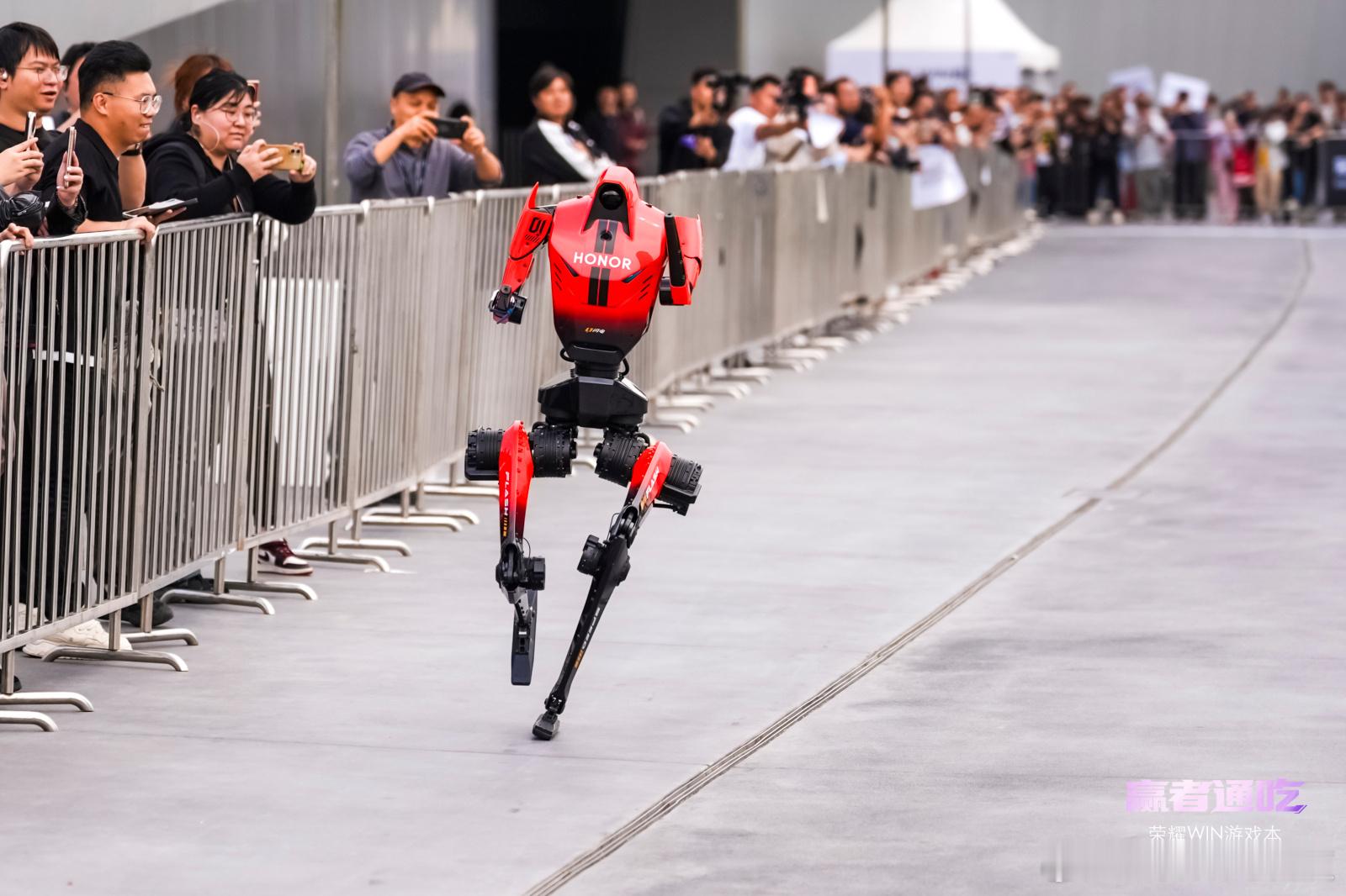 荣耀WIN游戏本发布会现场，荣耀机器人闪电被男女老少，小姑娘大小伙子，轮番竞技百