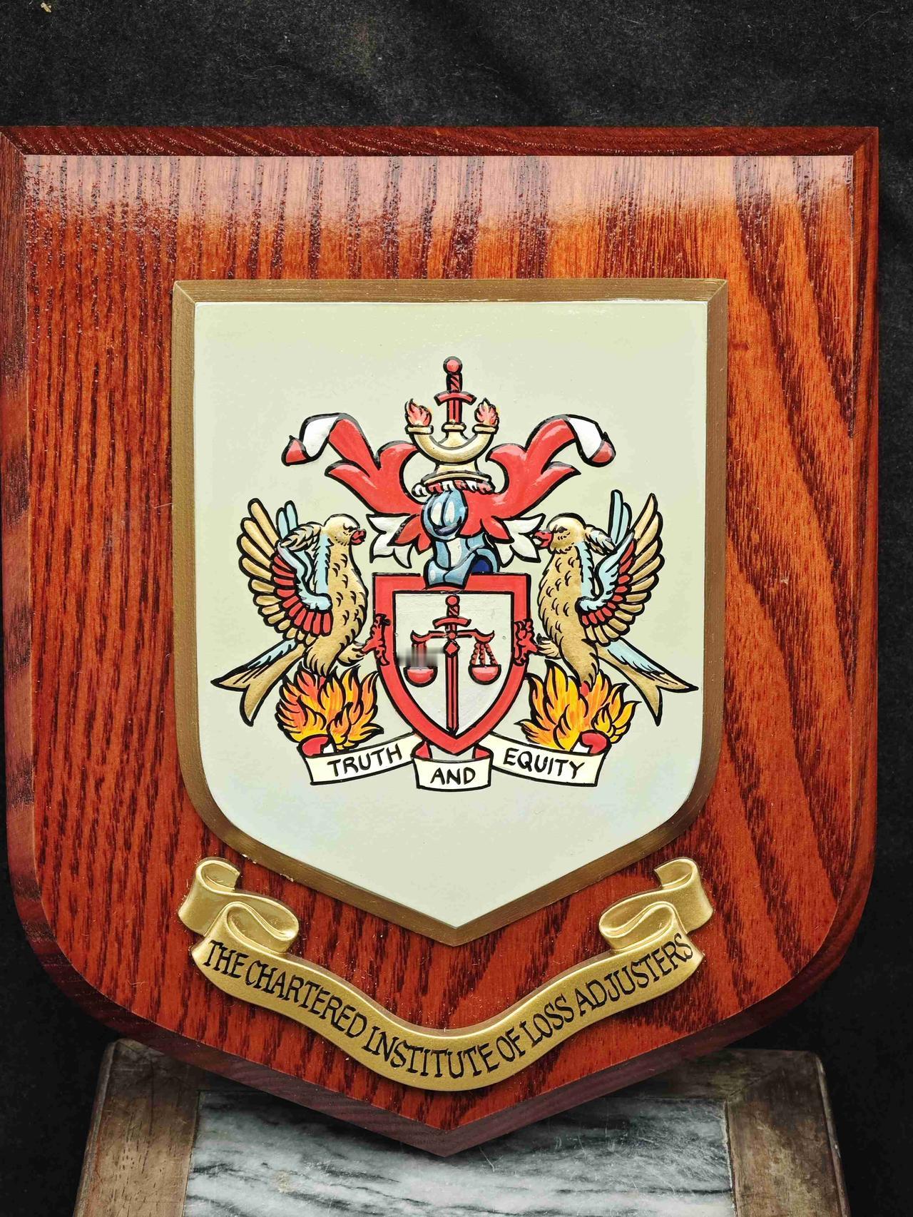 这是一块来自英国特许损失理算师学会 (CILA) 的徽章或纪念牌。
 
基本信息