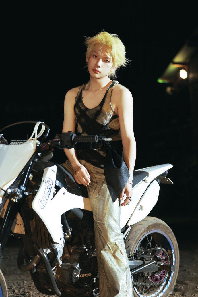 周震南打开评论区天塌了 新歌释出盼专业点评，评论区却被玩梗夸萌占满，隔着屏幕都替