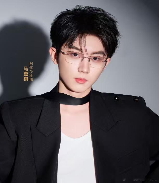 马嘉祺完全是主人级别的马嘉祺眼镜大片 马嘉祺眼镜大片上线，完全是主人级别的，da