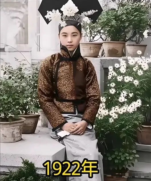 这张照片完美定格了清末民初新旧交替时代，前朝皇室贵族的生活风貌。照片里伦杏倩眉目
