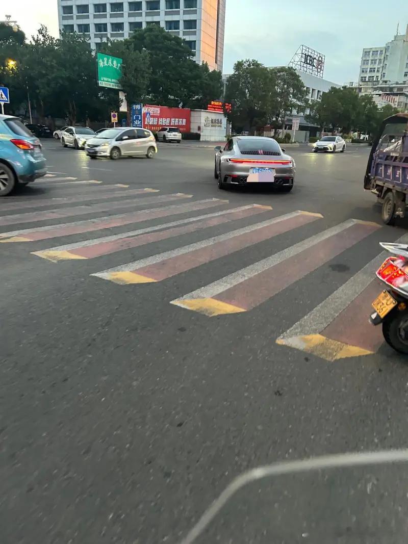 路上偶遇了一台911，漂亮得我立刻全世界问具体型号如果是gt3rs 或者tbs的
