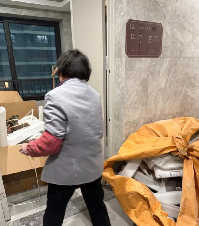 上海汤臣一品，一个50岁女保洁打扫卫生，捡了5个茅台空瓶，寻思着拿去回收站换俩钱