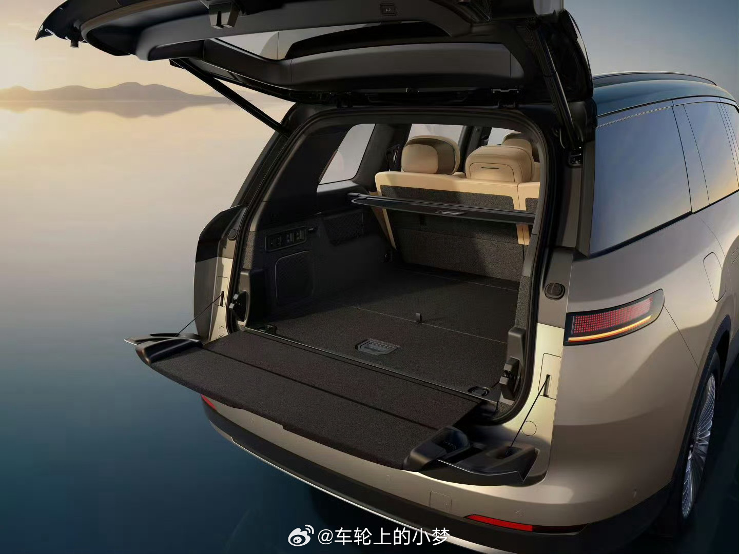 领克900大五座这波操作，直接把“空间利用率”玩明白了。5240mm车长+316