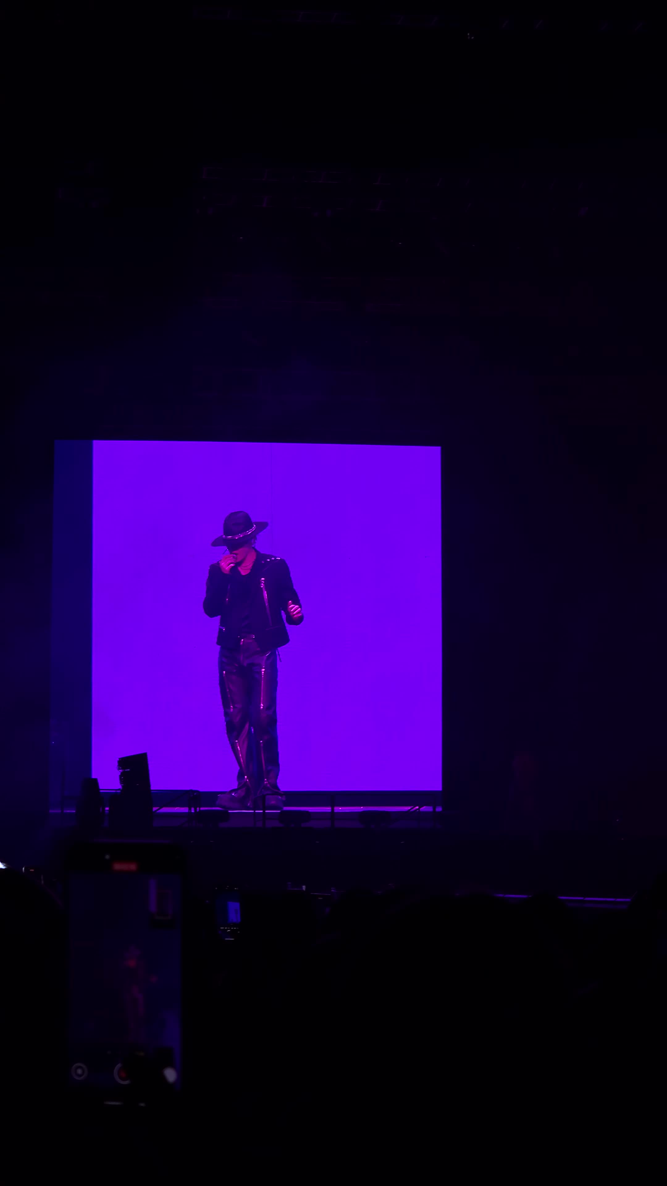 拯救一个女人的生命，既不用香奈儿，也不用爱马仕，只要一个伯贤就够了……