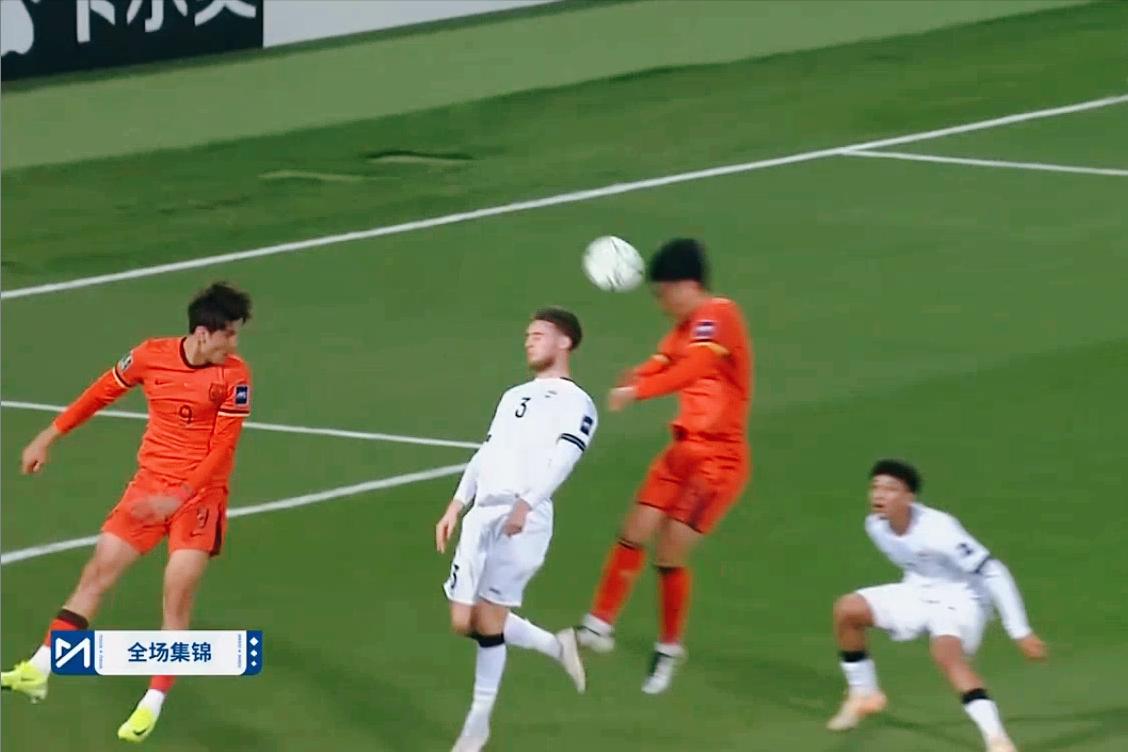 3次机会都没把握住！杨希这是仓促上阵没准备好，还是忘了带上射门靴？

上半场第2