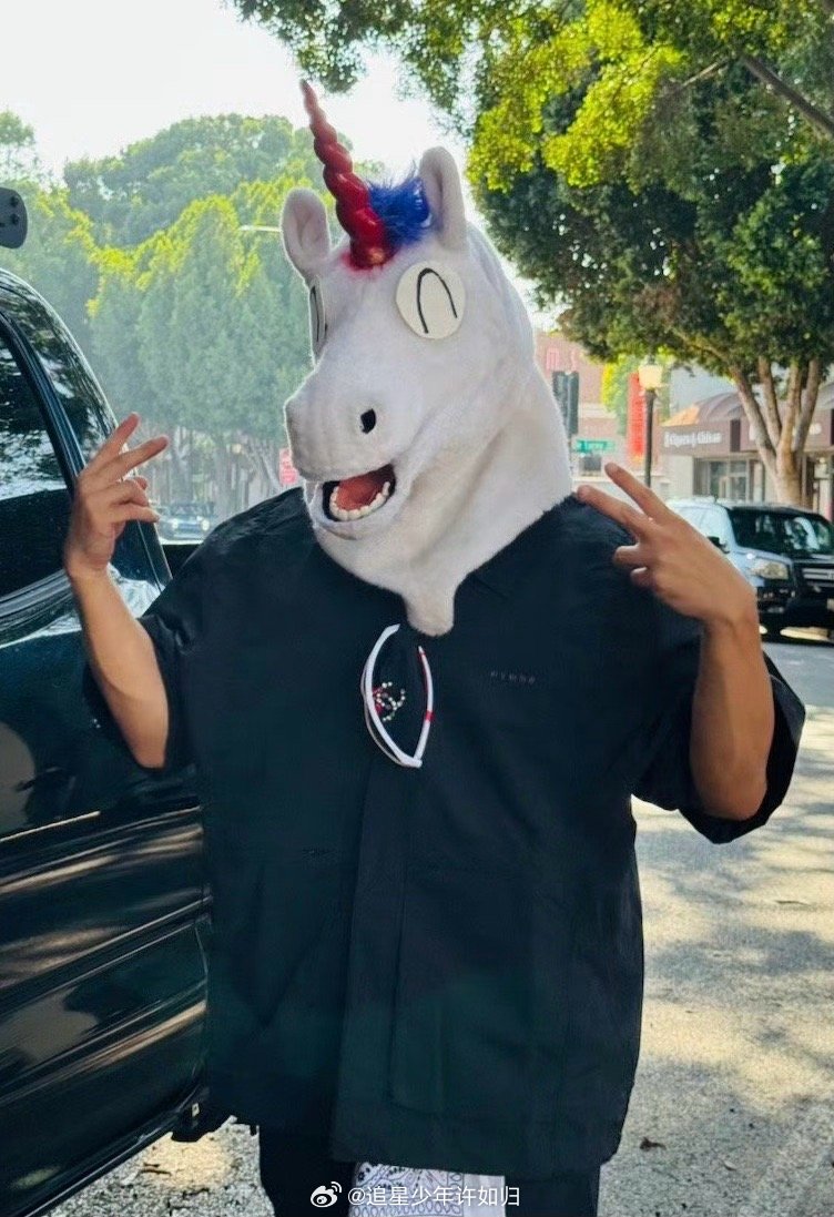 网红为了赢直接放飞自我我赞红人 这期直播PK太炸裂了！代古拉k边跳边抓袋子超稳，