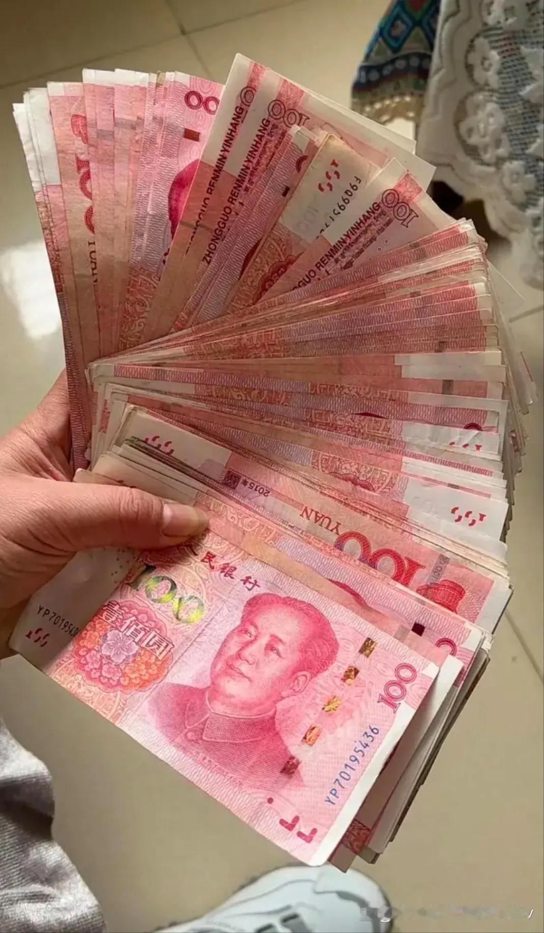 现在的钱真是不经用，今天上午发的8000元工资，不到2分钟就没了。还了表妹200