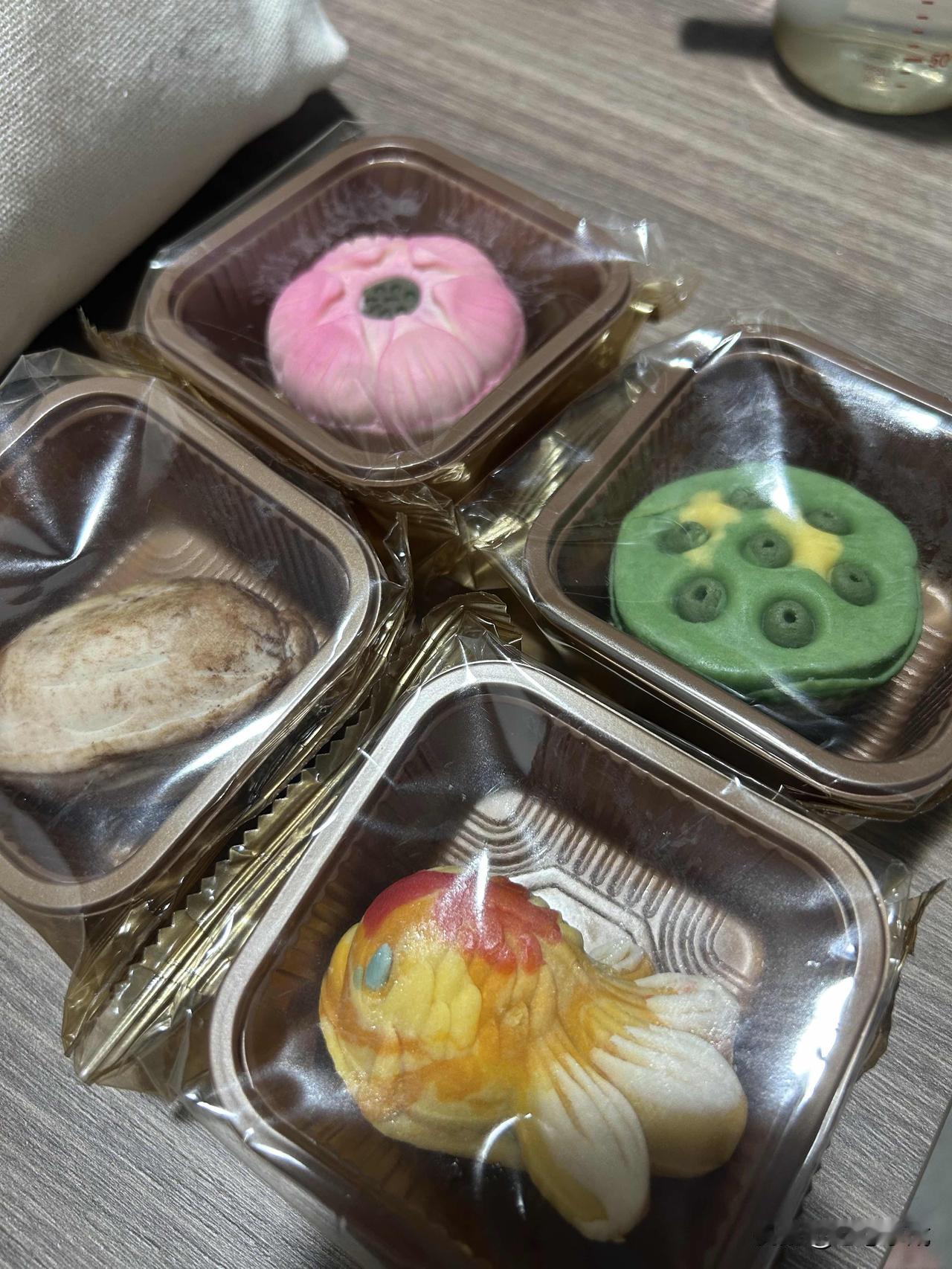 你吃过哪些奇葩月饼奇形怪状，好几个款式的🥮，吃着味道还不错[星星眼]