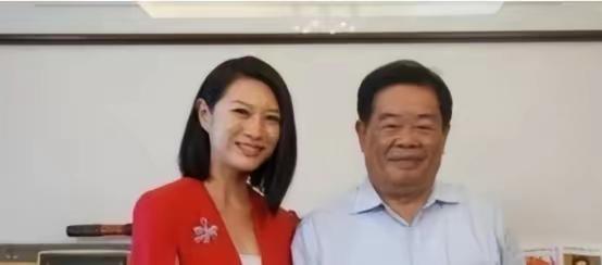 1990年，曹德旺给妻子陈凤英写信：“我爱上了别人，我要和你离婚，不过我会补偿你