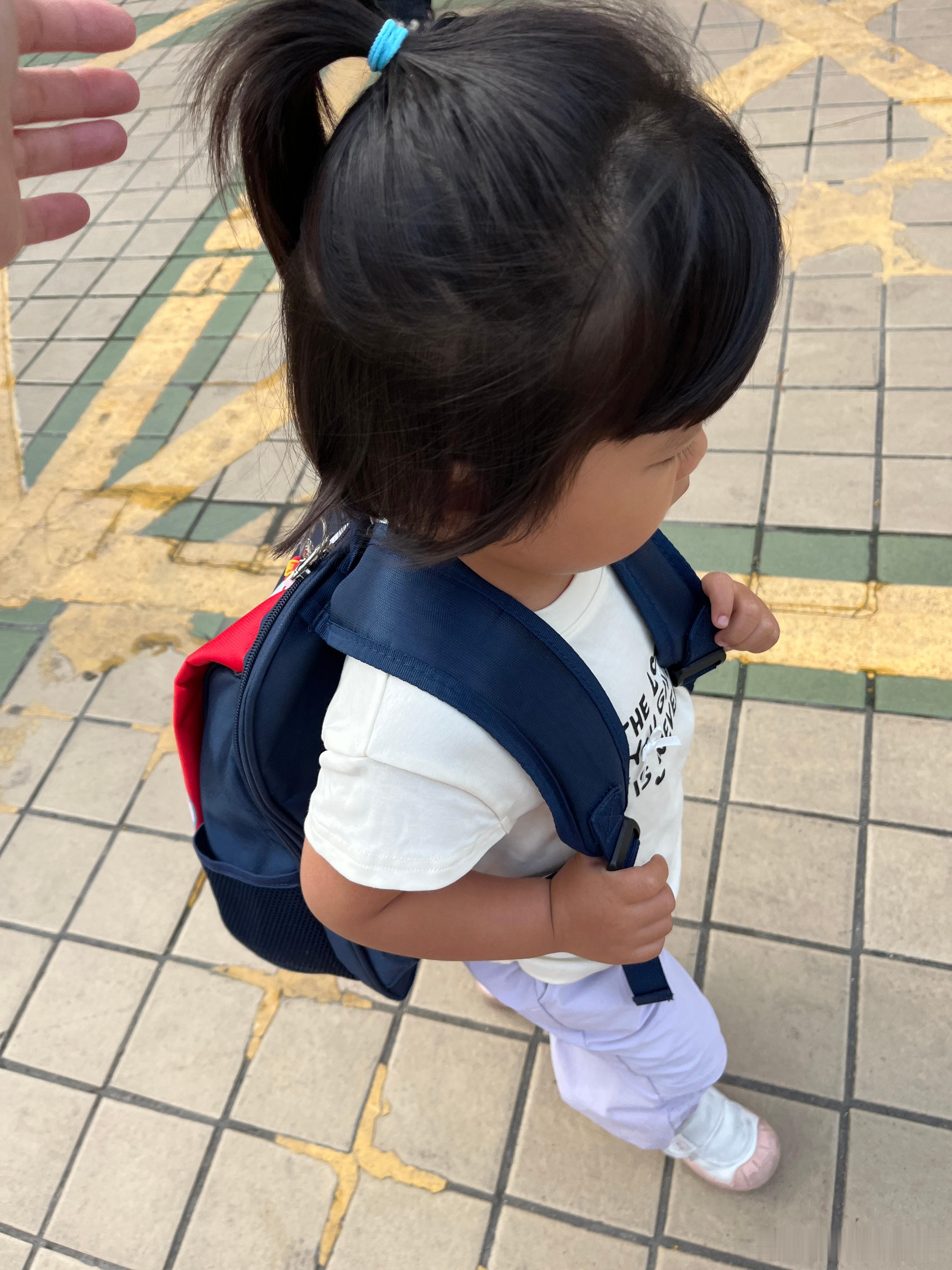 妈妈，我今天帅气吗？帅得不行，我内心只要去上学，啥都好说昨晚都没睡好，晚上不想睡