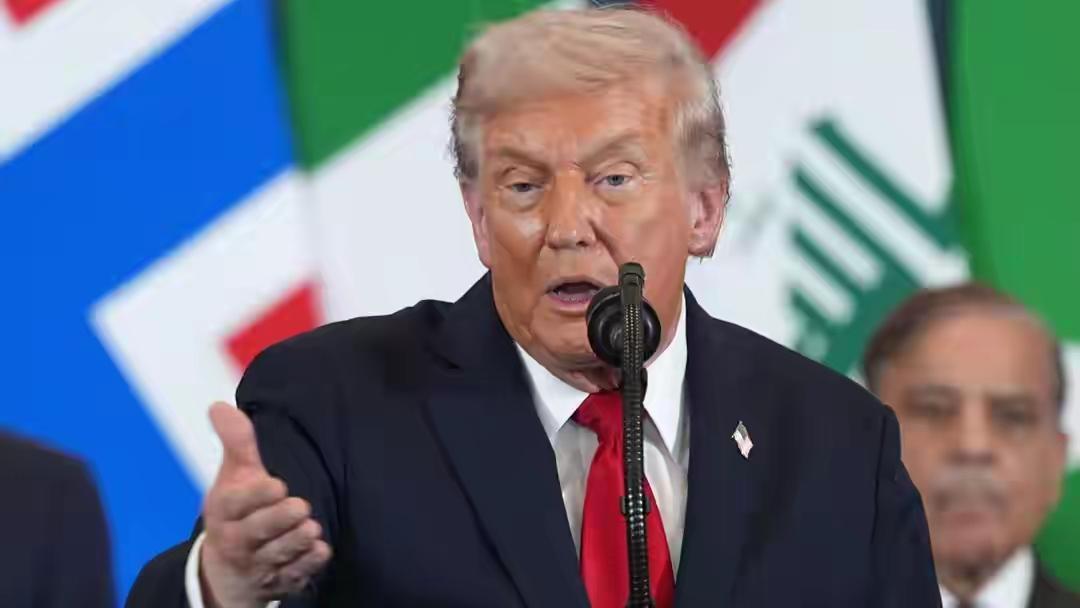 特朗普这句话至少证明，以色列并不是美国的爸比！
因为特朗普给内塔尼亚胡推椅子、内