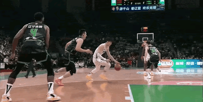 这个球都没给违体犯规，什么球才值得给违体？曾凡博明明已经把付豪过得一干二净了，这
