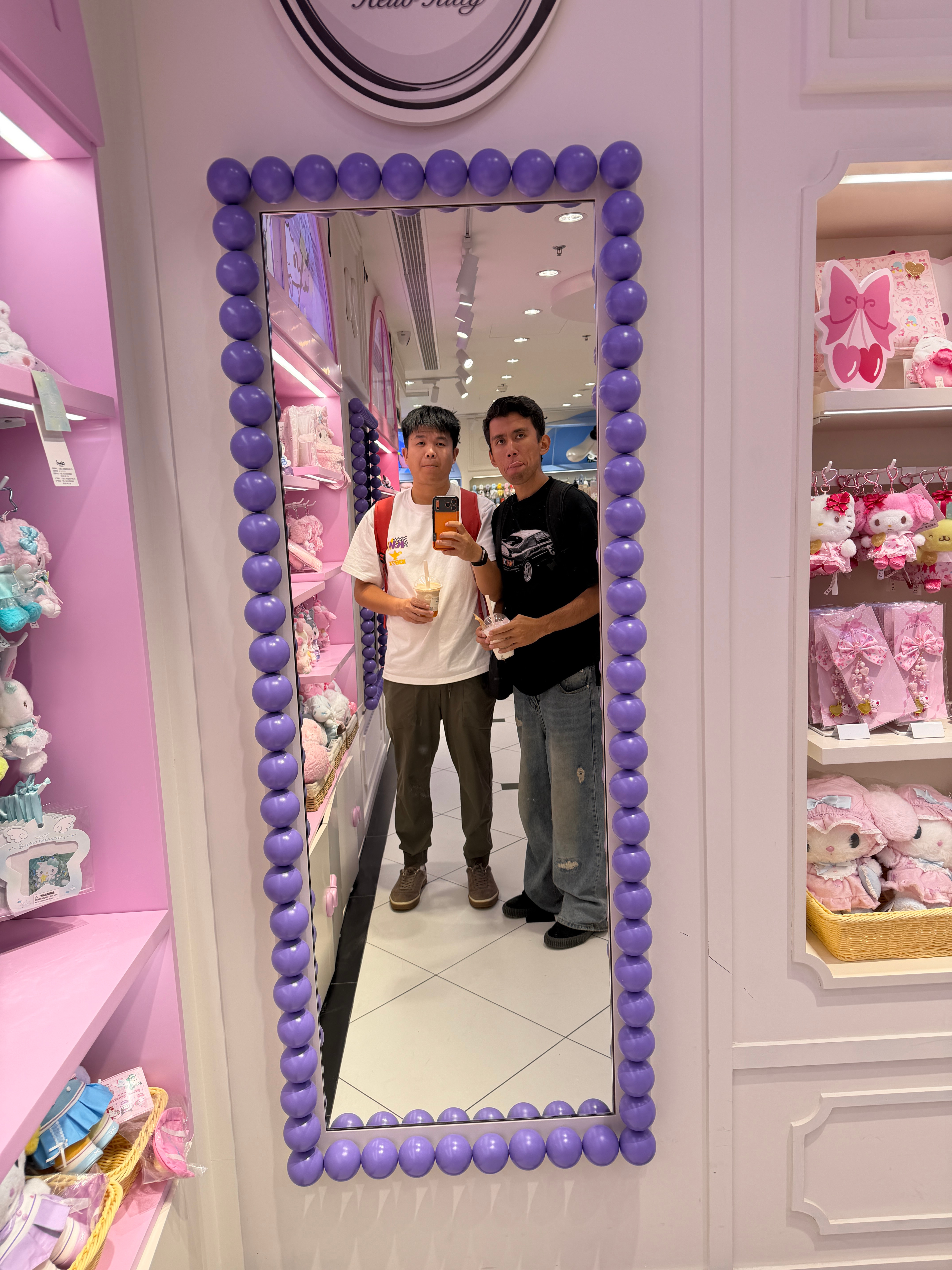 阿达西非要逛一下三丽鸥专卖店 ​​​