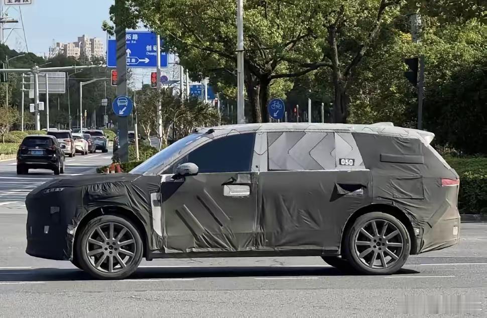 车身尺寸或超5.4米，蔚来全尺寸SUV ES9路试谍照再次曝光，侧面尺寸巨大，但