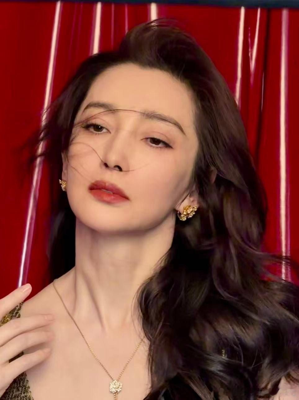 李冰冰生图vs精修图精修是磨皮发光大美女，生图带点细纹超真实！52岁这状态已经赢