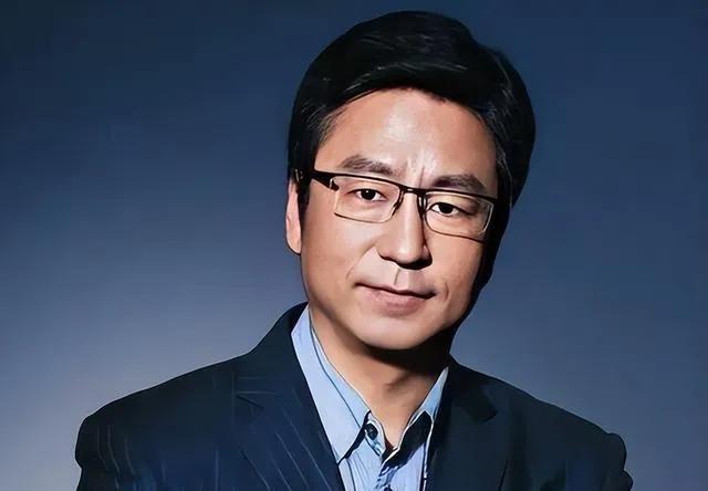 白岩松这头坦荡的白发，藏着他熬了半辈子的重量。作为观众眼里的“央视一哥”，他坐镇