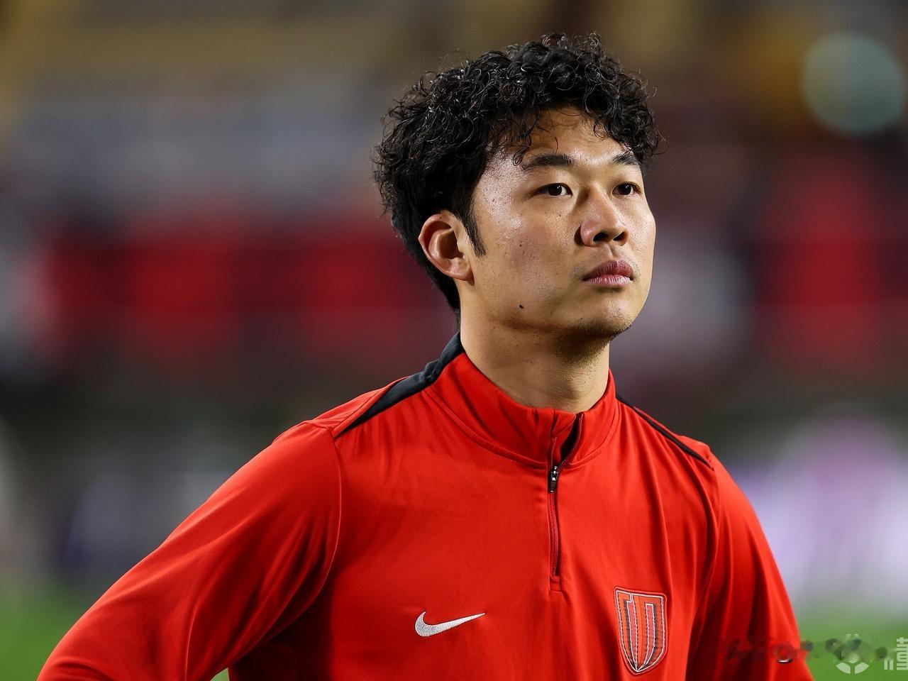 HWG---严鼎皓加盟辽宁铁人…辽宁铁人官方宣布，原成都蓉城中场严鼎皓加盟俱乐部