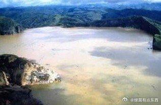 魔鬼湖之谜----俄罗斯的卡克伊奈达卡赫湖，被称为“魔鬼湖”，这里的水是黑色的。