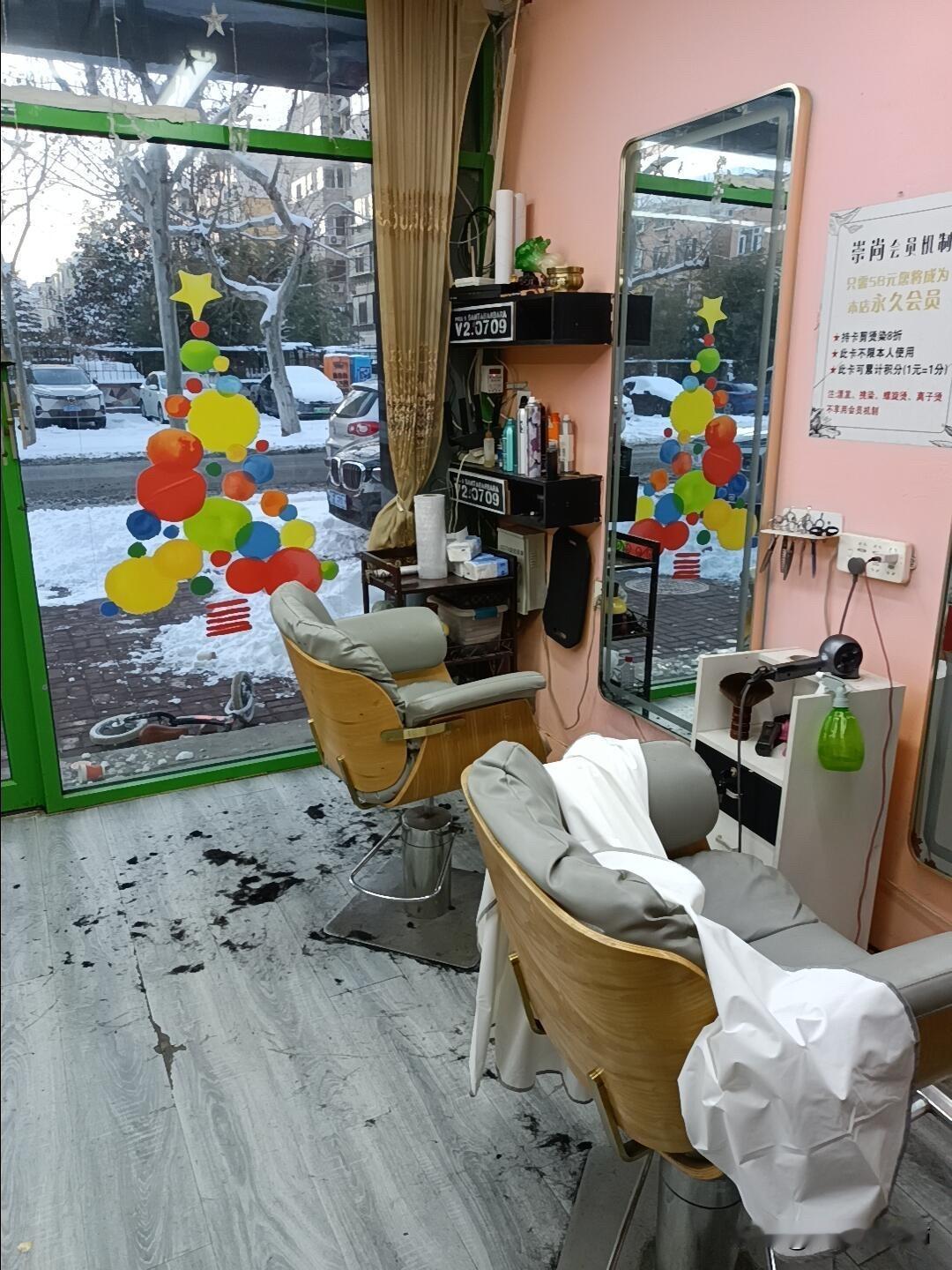 老公从19岁开始学校学习美发，老师带开门店，随后各处实习，至今31岁自己开店六年