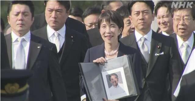 1月5日，高市早苗今天带着安倍晋三的遗像，参拜了日本伊势神宫，并召了开记者会。对