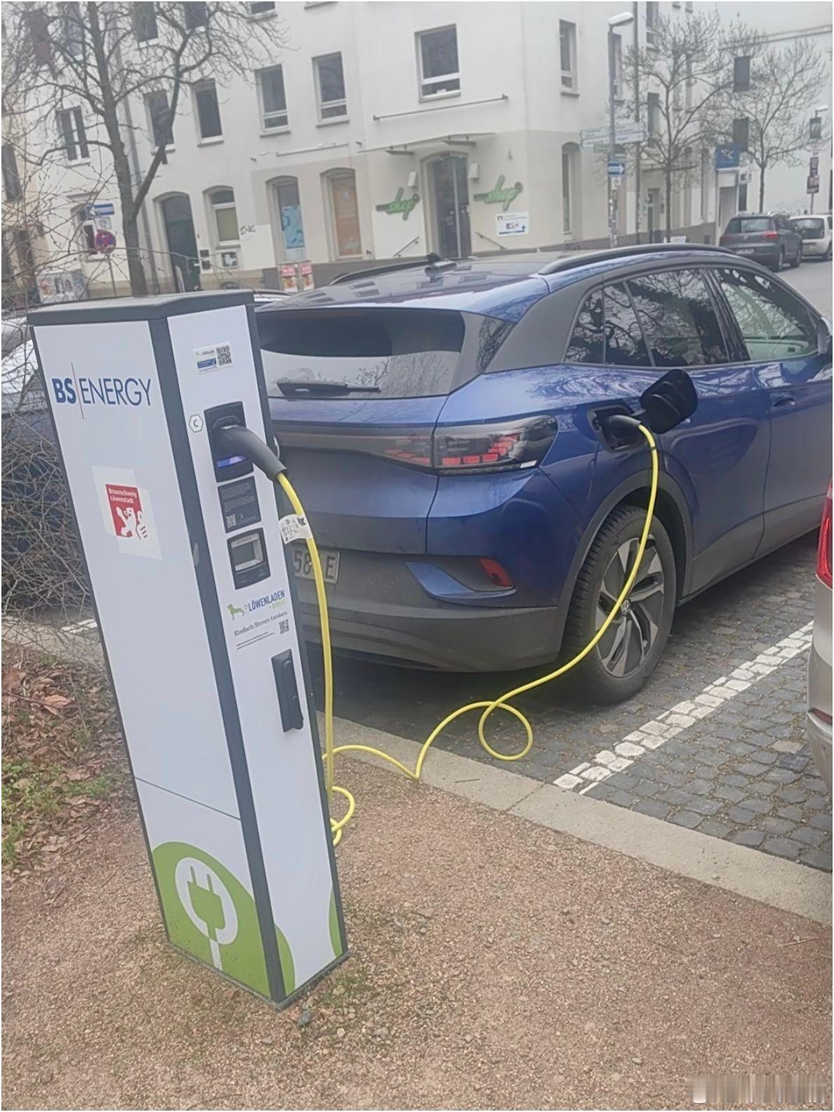 欧洲科技果然顶流为了防止充电线不被偷德国发明出了自己带线的充电桩先进啊，果然先进