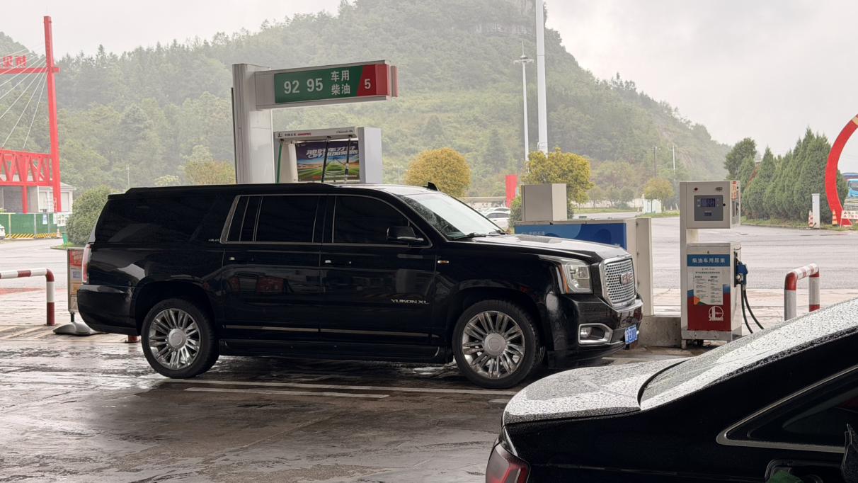 我喜欢全尺寸SUV的源头是Suburban
哪怕是套壳造的凯迪拉克、GMC版本都