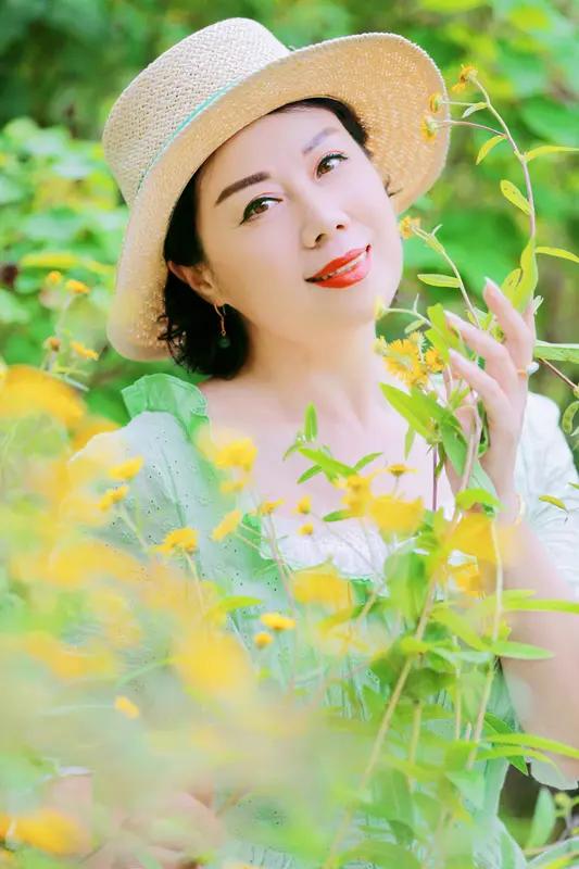 五十岁的阿姨当然会有爱情。爱从来不分年龄，20岁的心动是青春朝气，50岁的爱情则