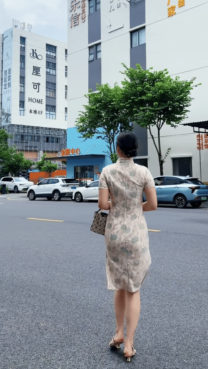 很少在街上看到穿旗袍的姐姐，这位小姐姐穿上这款旗袍气质瞬间提升几个档次！