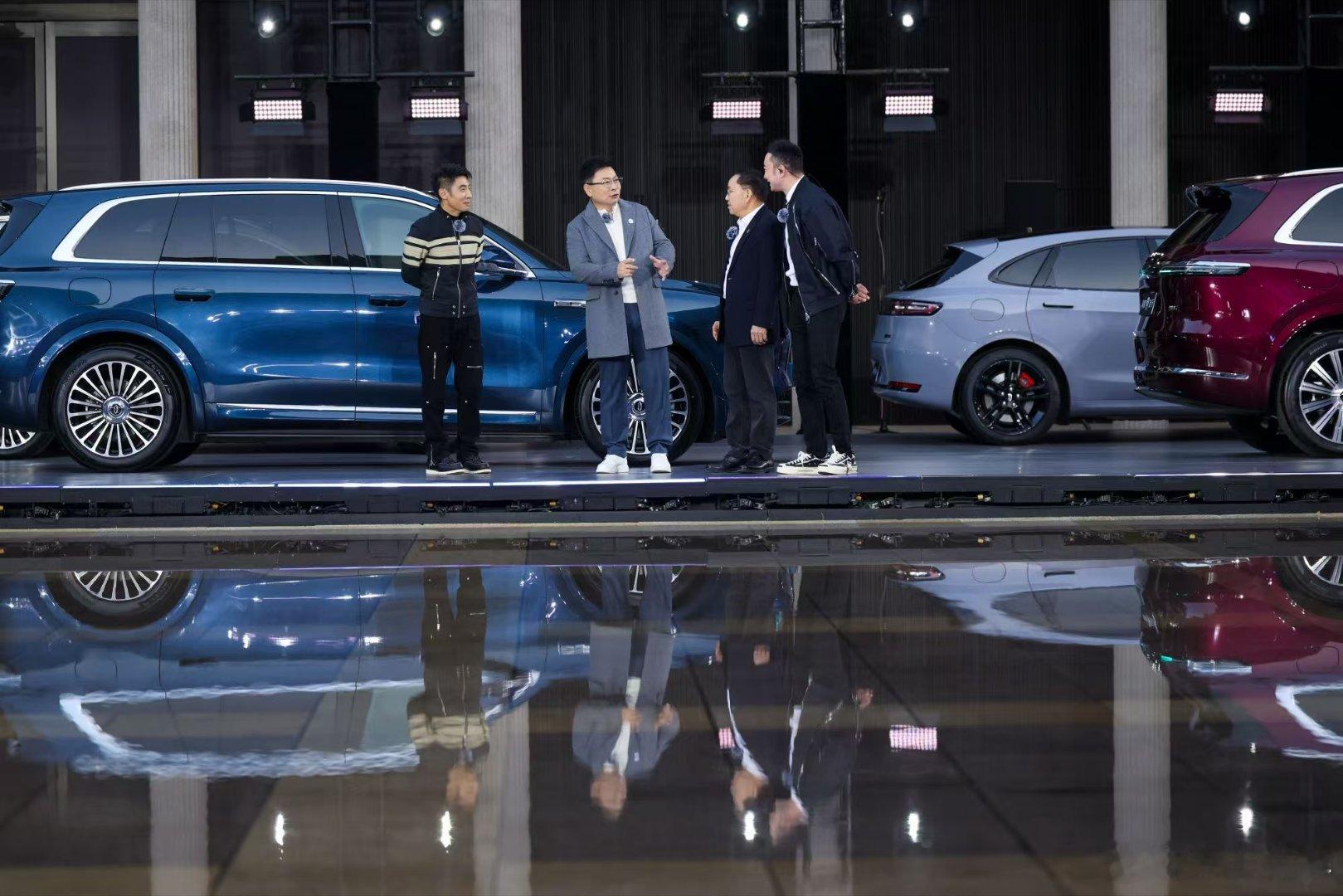 鸿蒙智行五界全面深化合作 从车到生态，从体验到服务，全方位升级。 