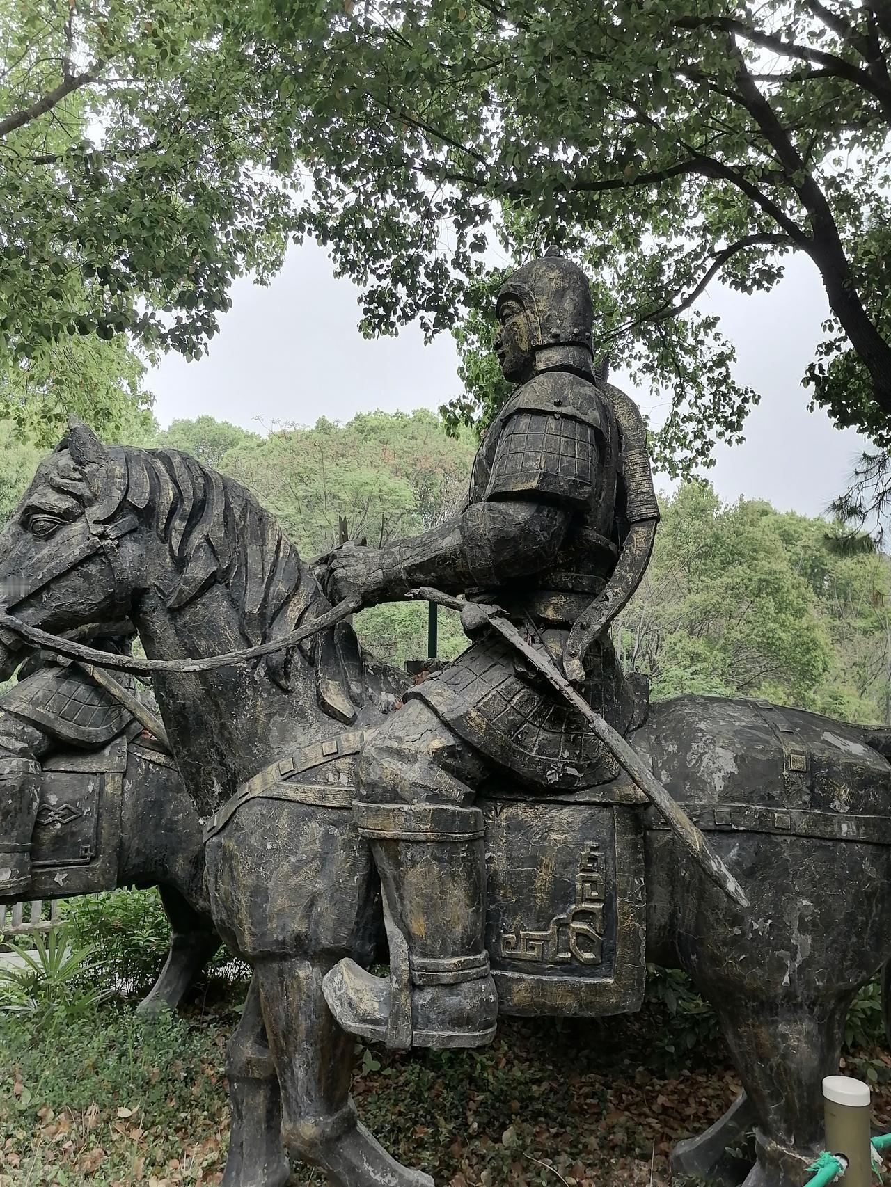 结识了一位富甲一方的大老板。他原本不过是个下岗工人，凭借着智慧与拼搏，闯出了属于