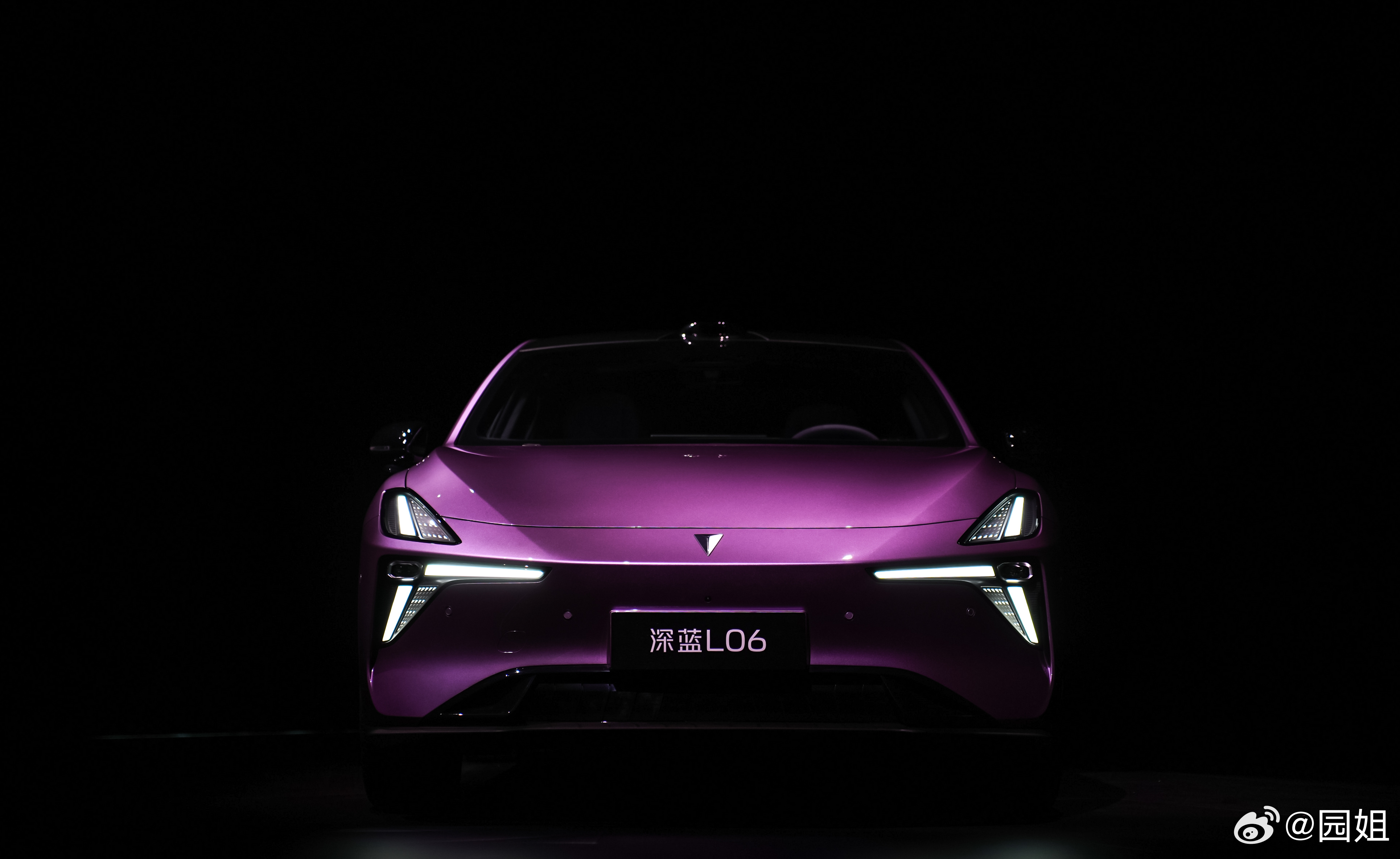 深蓝L06这个外观设计真的很吸睛，不仅运动属性拉满，而且细节过度上处理的相当不错