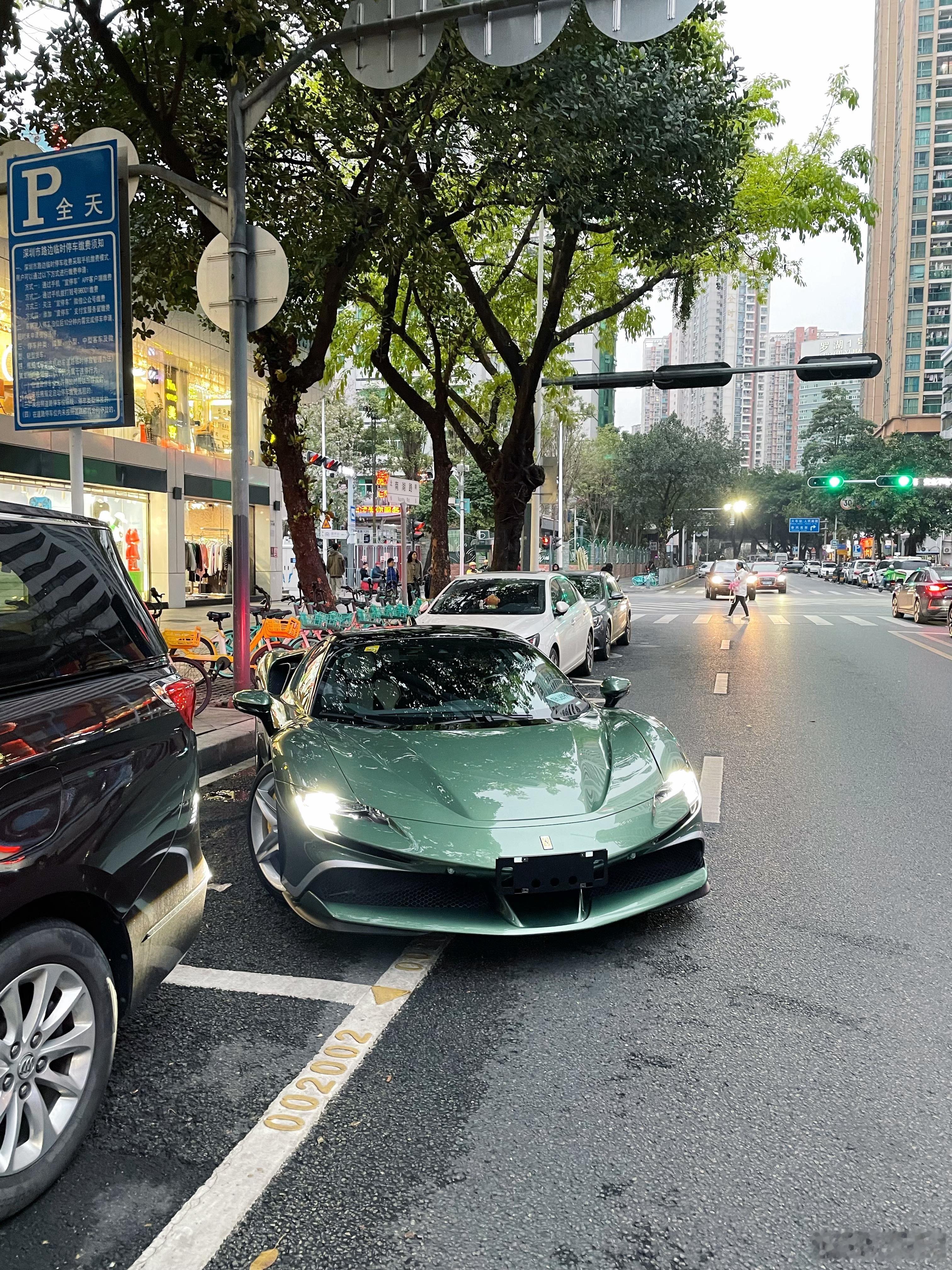 出门买药，偶遇了一台tailormade绿色sf90，米白内饰，女车主[doge