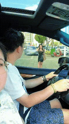 等绿灯的一会儿功夫，老公看美女看忘了神！
老婆红颜一怒，怒发冲冠，用最通俗的语言