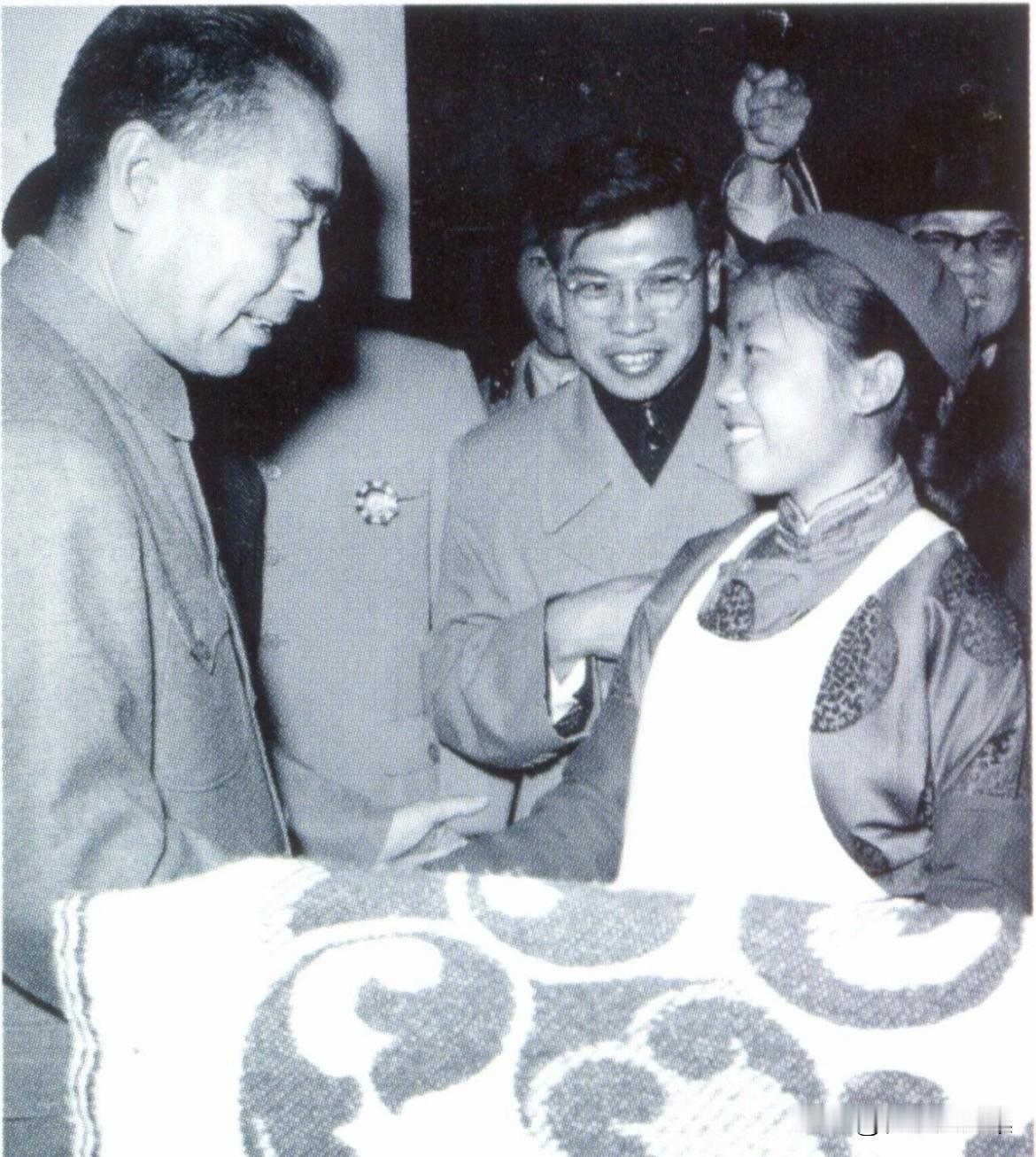 【周总理历史上的今天——5月28日】
1960年5月28日下午，周恩来总理在蒙古