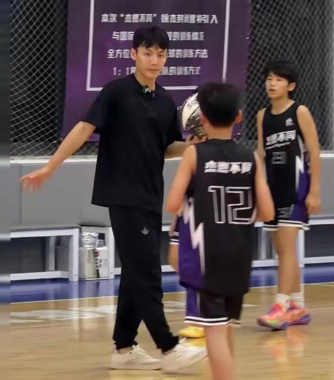 不管怎么说，徐杰能亲自指导学员练球，对于喜欢他的学员来说，学费已经赚回来了。