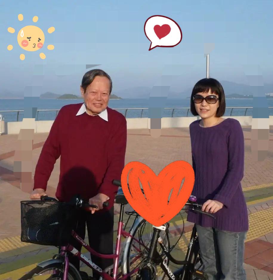 先生走了，
最疼的人肯定是翁帆啊！
28岁那年她选择嫁给他，
一陪就是21年，把