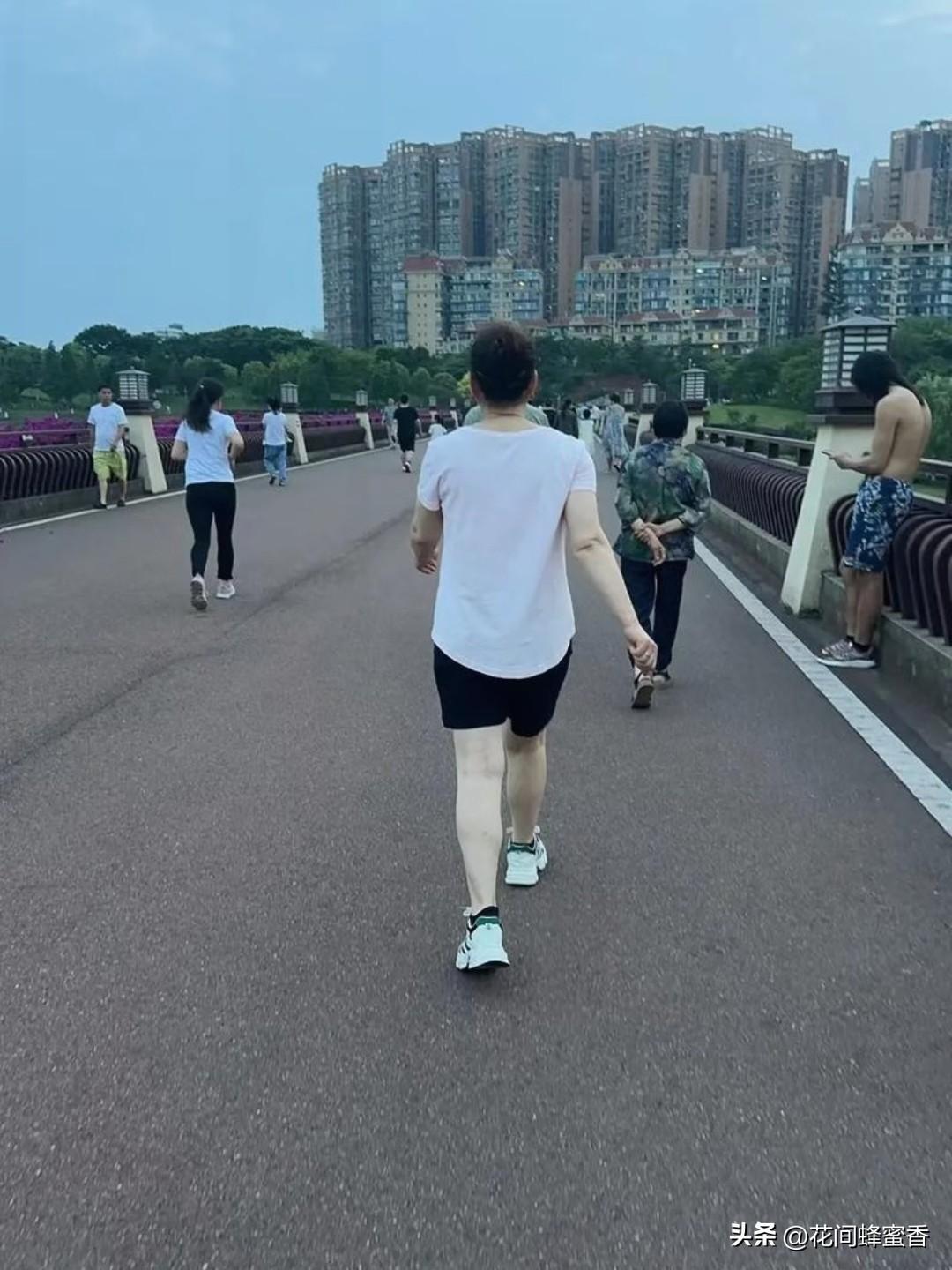 饭后立刻出去散步对身体有好处吗?饭后不宜立刻散步，刚进食血液集中胃肠，马上走易致